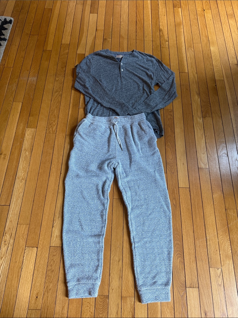 Faherty Men's Two-Piece Grey Lounge Henley & Joggers Set